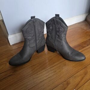 Global Win Gray Western-Style Ankle Boots